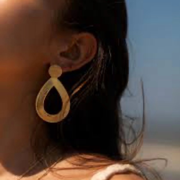 IRIS Earrings EMMA & CHLOE Gold Post Drop - Picture 2 of 6